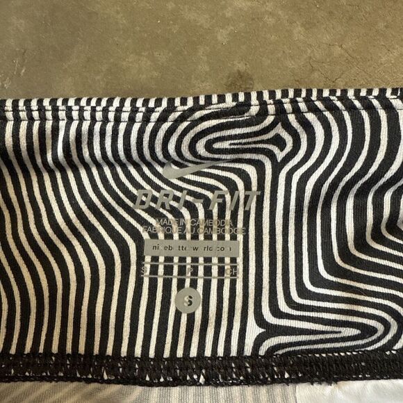 Nike Dri Fit Cropped Legging Striped Geometric S Black White Workout Gym Running - Picture 11 of 15